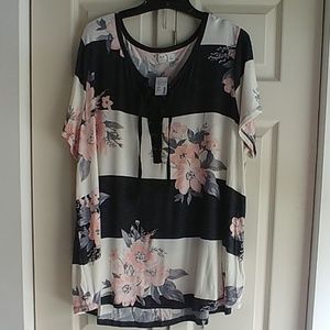 ✨NWT Maurices size 2 floral blouse